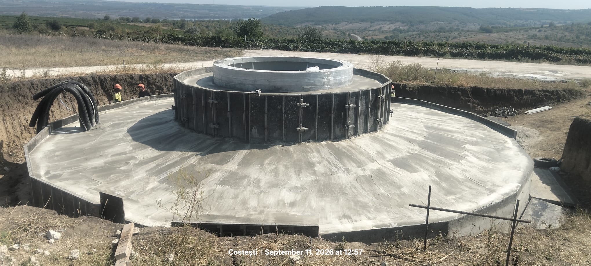 11 septembrie 2026 · Fundația betonată, cu elemente de cofraj încă vizibile.