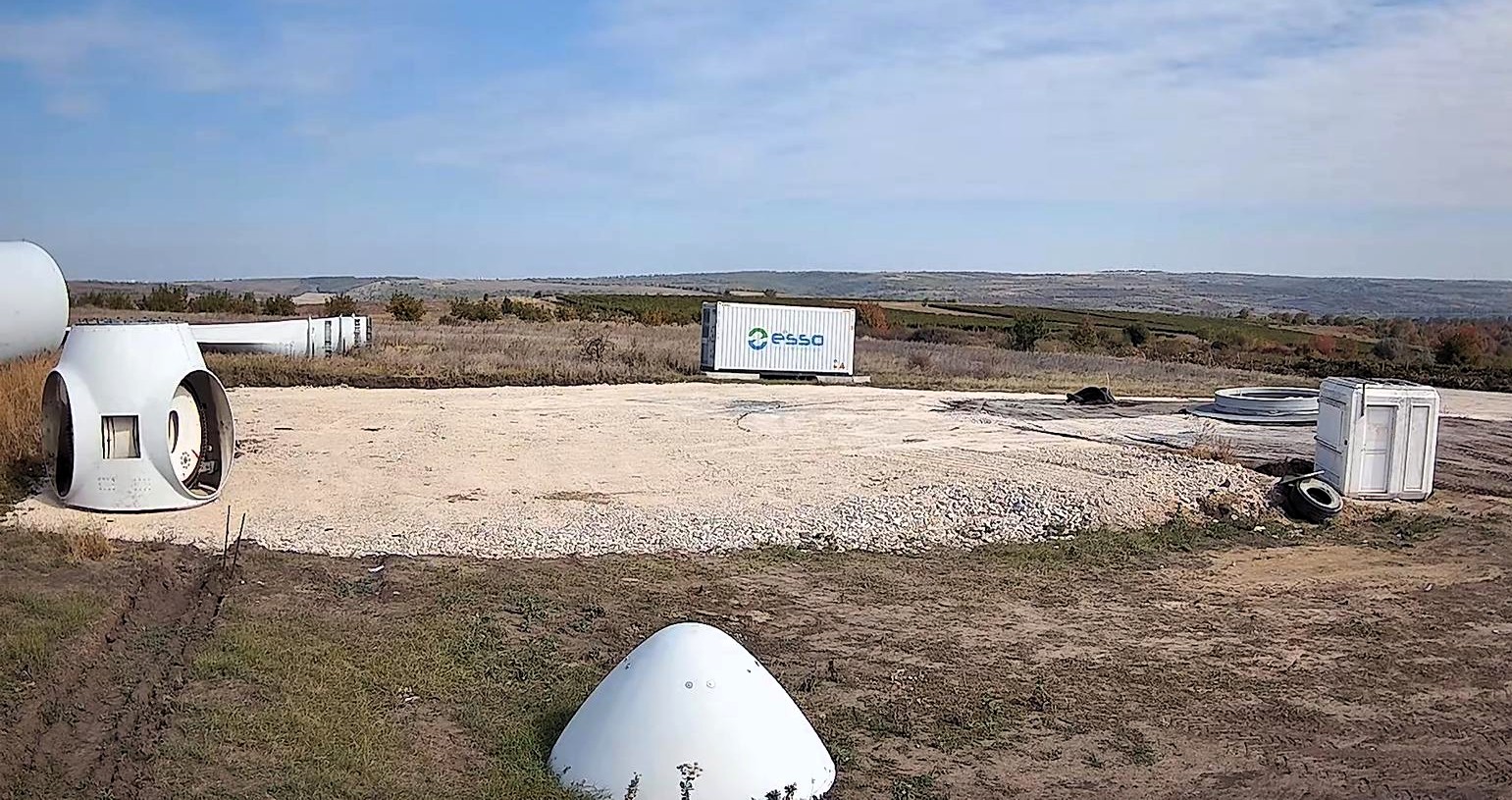 6 octombrie 2026 · Componentele turbinei și containerul de stocare ESSO la amplasament.