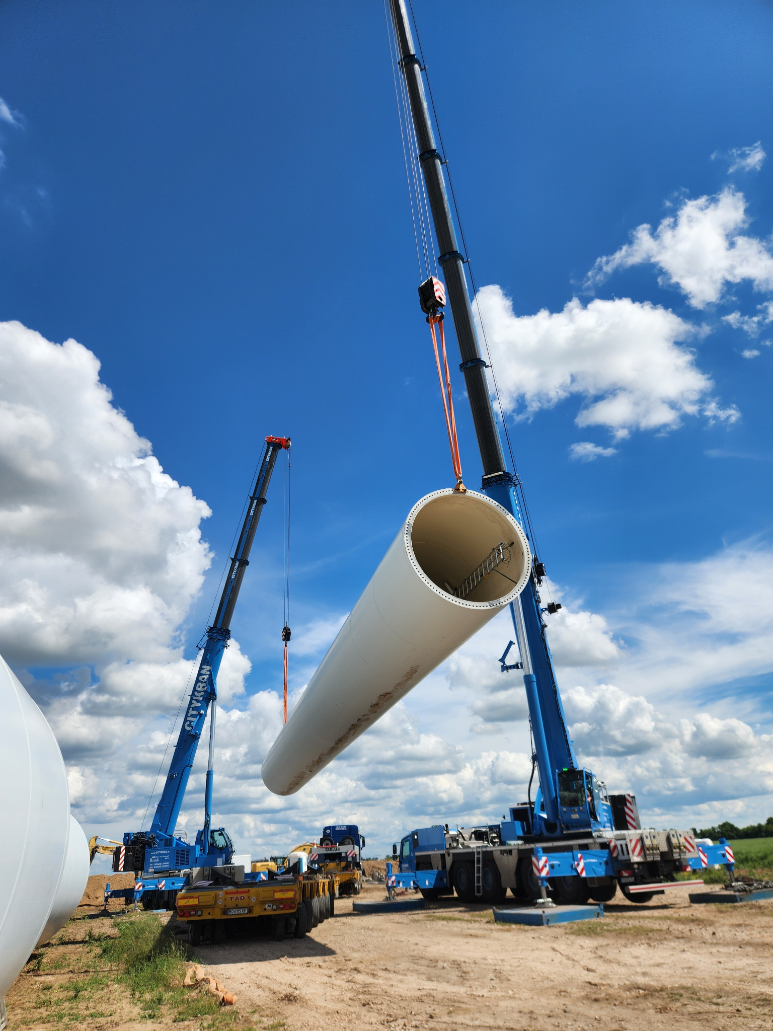 Manevrarea unei secțiuni de turn la demontarea turbinei în Germania